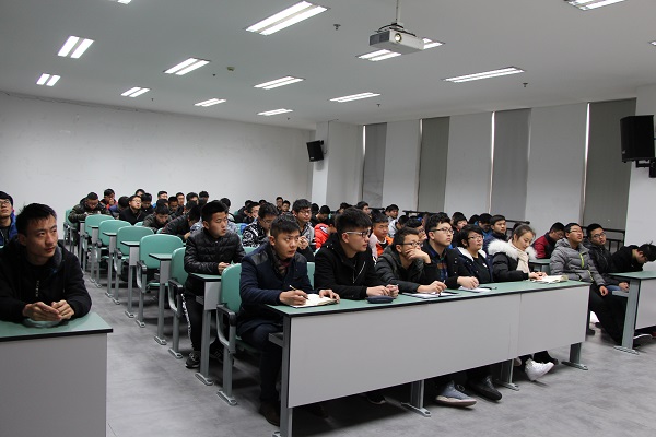 20170222132825631707.jpg 汽交学院翡翠湖校区学生观看视频.JPG
