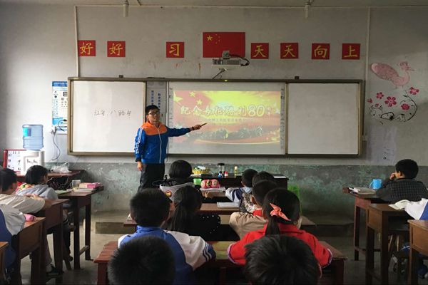 20161021150356319629.jpg 图2 研支团“缅红军英烈 忆长征精神”的主题班会教育活动_副本.jpg