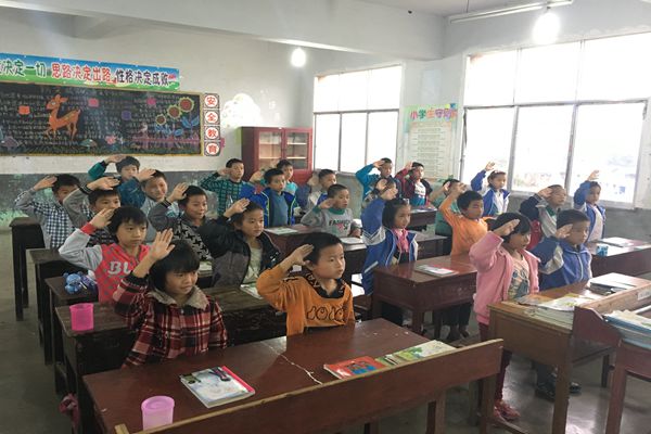 20161021150410451583.jpg 图4 服务地学校的学生向红军长征牺牲的先烈英雄们致敬_副本.jpg